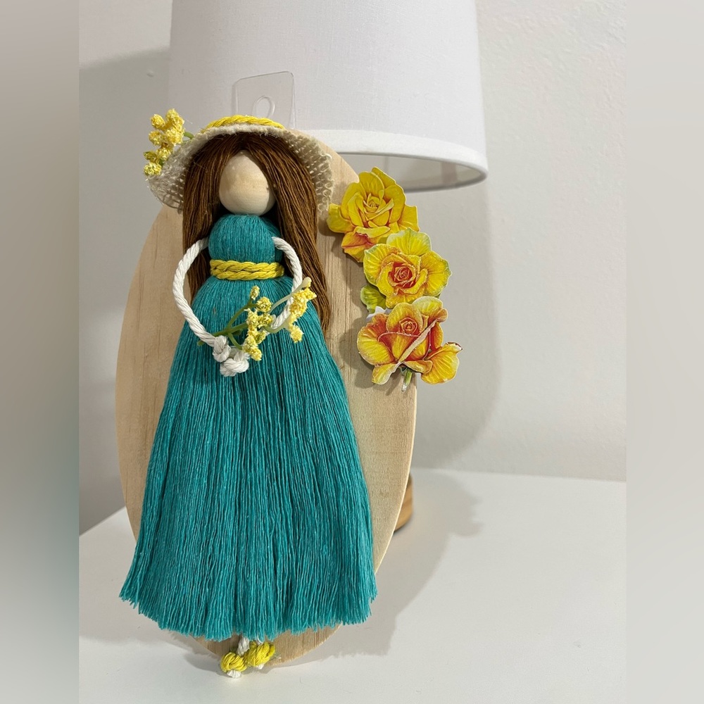 Handmade macrame doll frame - Picture 3 of 6